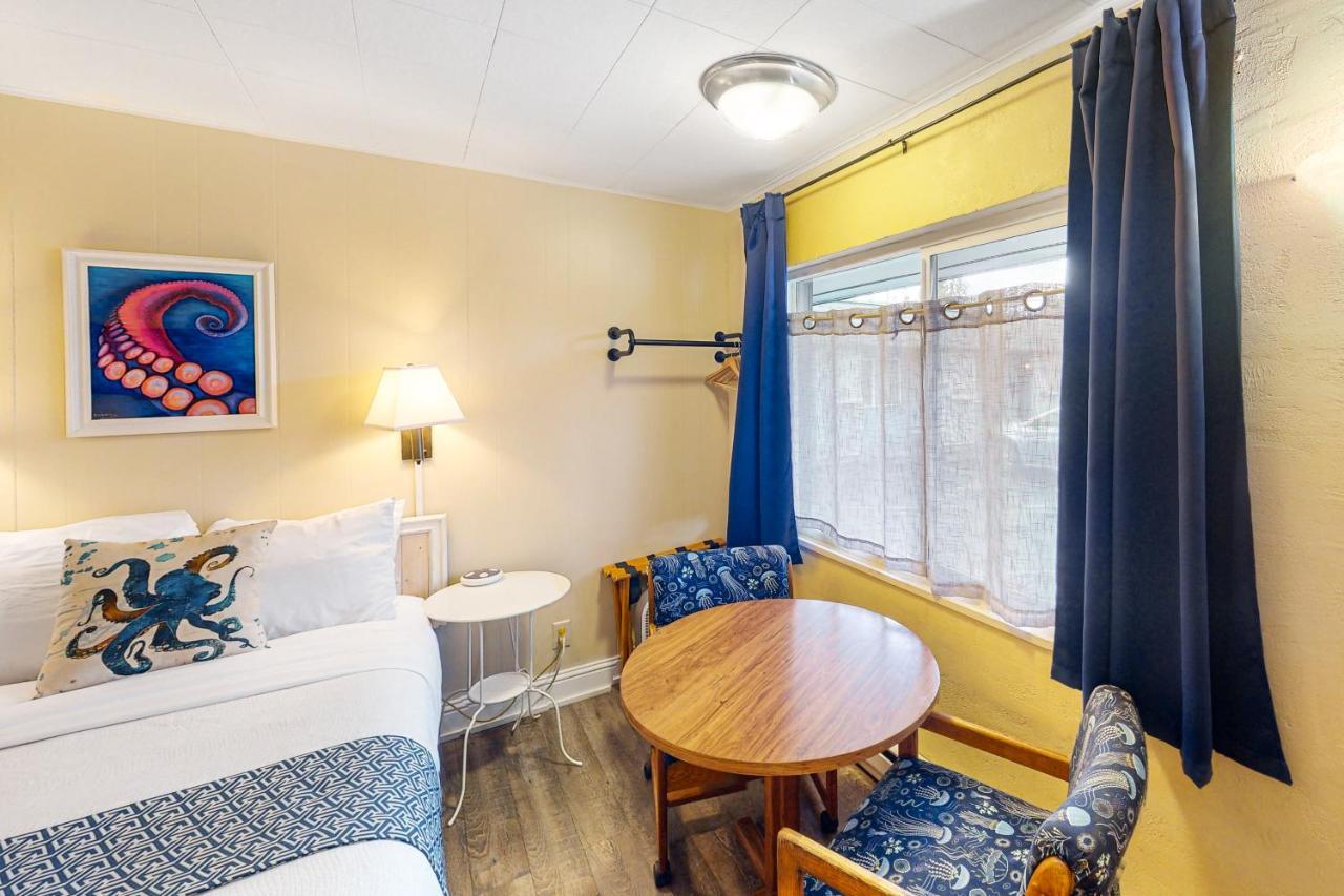 Lamplighter Inn - Tropical Fish Cove And Octopus Encounter Bandon Exterior foto